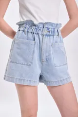 Short de jean celeste con cintura paper bag, bolsillos delanteros y traseros.