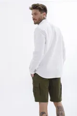 Camisa de lino color crudo, de manga larga y corte clásico.