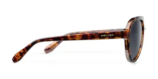 Lentes de sol de aviador con montura de carey y lentes grises. Fabricados con material Bio-based G850 y patillas de Propionato de Celulosa. Cuentan con protección UV400 y lentes TAC polarizadas con recubrimiento Antiscratch y Superhydrophobic.