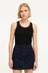 Musculosa negra con cuello redondo y detalle de strass en el cuello y sisas.