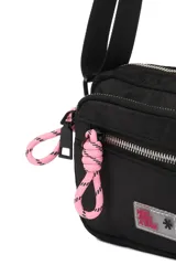 Bandolera negra de poliéster con correa ajustable y múltiples cierres.