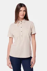 Camisa de lino color beige, de manga corta, con medio botón, dos bolsillos en el pecho y botones metálicos personalizados.