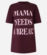 Remera t-shirt de algodón color borgoña con estampa frontal en letras rosas con la frase "Mama Needs a Break".