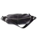 Bandolera negra de cuero con correa regulable con hebilla, bolsillo interior y cierre metálico.