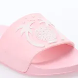 Sandalias rosadas con diseño de palmeras blancas.