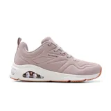 Championes Skechers Street Tres-Air Uno, color beige, con cordones y capellada de gamuza sintética con relieve. Cuenta con plantilla Skechers Air-Cooled Memory Foam, entresuela con triple ventana y airbag visible Skech-Air, y suela de tracción flexible.