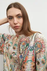 Blusa satinada color beige con un diseño elegante y suave al tacto.
