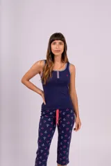 Pijama sin manga color azul con diseño marinero, compuesto por top y pantalón capri con cintura elastizada.