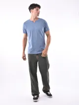 Remera celeste de corte slim con cuello henley y mangas cortas.