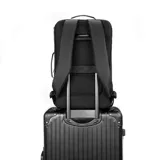 Mochila negra de poliéster y cuero, con asas reforzadas, compartimento para laptop de hasta 17 pulgadas, bolsillo trasero oculto y cinturón para valija.
