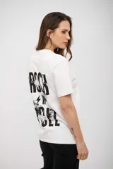 Remera blanca de manga corta con estampado trasero en negro que dice "ROCK AND ROLL" con efecto desgastado y un rayo.