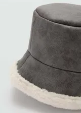 Gorro tipo bucket color marrón con textura de piel sintética y borde de borreguito beige.