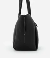 Bolso shopper grande de cuero sintético negro con asas medianas y cierre de cremallera. Incluye un dije colgante en forma de corazón y una pequeña cartera extra.