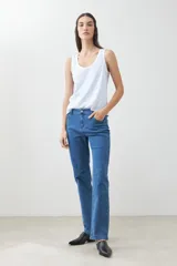 Pantalón de jean azul de corte recto, con bolsillos delanteros y traseros, y presillas para cinturón.