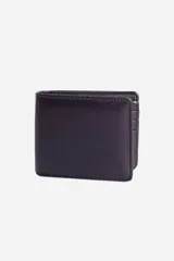 Billetera clásica de cuero negro para hombre, con múltiples bolsillos internos.