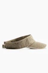 Visera de algodón color beige con cinta antitranspirante y cierre ajustable con velcro en la parte trasera.