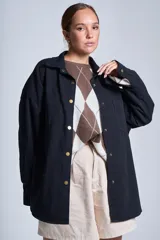 Sobrecamisa color beige de gabardina con cuello camisero, cierre frontal con botones a presión, dos bolsillos de parche en el pecho y corte holgado.