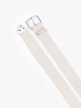 Cinturón negro de cuero vacuno flor con efecto graneado. Presenta hebilla y pasador metálicos con terminación NET, y una puntera Fire como distintivo de la colección.