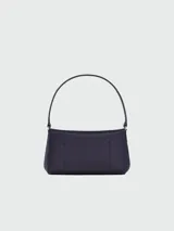 Bolso de hombro tamaño S color negro, con diseño minimalista y cierre metálico.