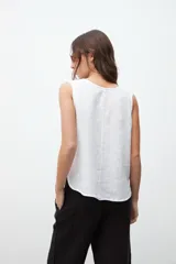 Musculosa blanca de lino con escote en V.