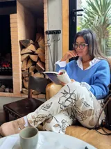 Pantalón de corte recto con estampado floral en tonos beige y negro.