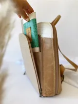 Billetera de cuero turquesa, blanco y beige con diseño texturizado. Tiene sistema de cierre con broche y monedero externo.