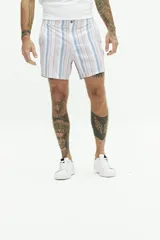 Short de baño estampado con efecto lavado, cintura fija con botón, dos bolsillos laterales y uno trasero. Tela ligera de rápido secado con logo bordado.