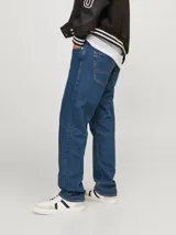 Pantalón de jean azul de corte recto, con tiro alto, cinco bolsillos y cierre con botón. Tejido de sarga con acabado stonewash.