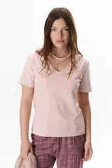 Remera color azul con escote en V y mangas cortas.