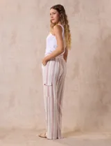 Pantalón cargo de lino color blanco, marca Marissa Olivia. Tiene pretina ancha elastizada con lazo de ajuste, bolsillos inclinados delanteros y bolsillos laterales con botón.