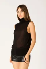 Top sweater negro de tejido traslúcido, con cuello alto y sin mangas.