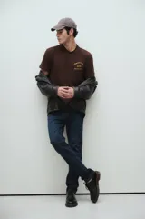 Jeans de tiro medio, corte regular, color azul oscuro, con lavado stone wash y bigotes láser.