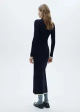 Vestido midi de punto fino color azul marino, con cuello redondo y manga larga.