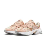 Championes Nike Al8 de mujer, color crema con detalles en naranja y logo plateado.