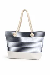 Bolso de tela tipo tote bag con estampado de rayas horizontales azules y blancas, y base de color beige. Tiene asas de cuerda de color beige.