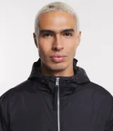 Campera negra con capucha, cierre frontal con cremallera y bolsillo de malla en el pecho.