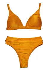 Conjunto de bikini color mostaza con textura acanalada. El corpiño es de corte triangular con tirantes finos y la bombacha es de corte clásico con cintura alta.
