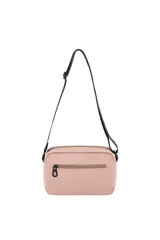 Morral rectangular de color camel con bolsillo frontal negro. Presenta un compartimento principal con cierre, un bolsillo delantero con solapa y cierre, y una correa larga ajustable en color negro. Marca Trendy.