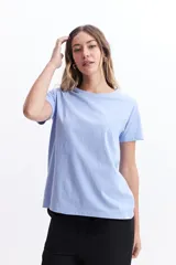 Remera celeste de algodón con cuello redondo y calce regular.