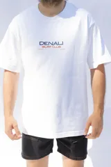 Remera blanca de algodón con estampado azul y rojo con el texto "DENALI SURF CLUB EST.2017 GOOD TIMES CO. HYOGO/HYOGO".