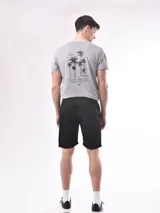 Short negro de poliéster con cintura elástica y cordón ajustable.