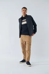 Chaleco de nylon azul marino para hombre con logo en goma y bolsillos con cierre.