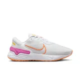 Championes Nike Renew Run 4 color blanco con detalles en naranja y rosa.