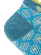Calcetines tobilleros con diseño geométrico en tonos celeste y amarillo, con ribete amarillo en el borde superior.