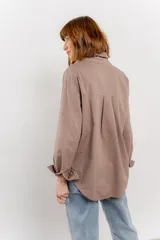 Camisa celeste de algodón con corte clásico, manga larga y bolsillo en el pecho.