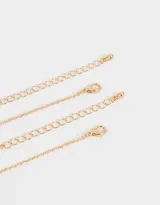 Set de dos collares dorados con dije de oso de goma multicolor y dije de moneda dorada.