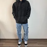 Pantalón jean celeste de corte recto con bolsillos cargo laterales.