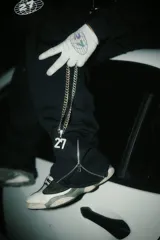 Pantalón negro de corte acampanado con cierre en los tobillos.