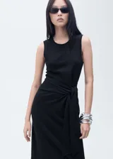 Vestido midi negro de algodón, sin mangas, con cuello redondo y detalle de nudo en la cintura.