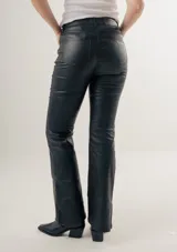 Pantalón negro de eco cuero, tiro alto, corte ajustado y estilo Oxford.